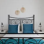 !Private Outdoor Area! 300M-Beach, 3Br No Stairs Holiday home