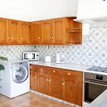 !Private Outdoor Area! 300M-Beach, 3Br No Stairs Holiday home *