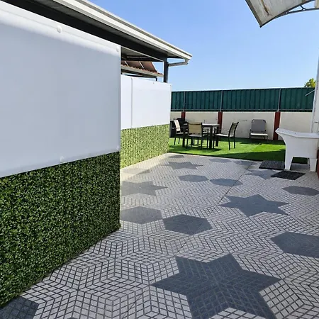Holiday home !private Outdoor Area! 300m-beach, 3br No Stairs *