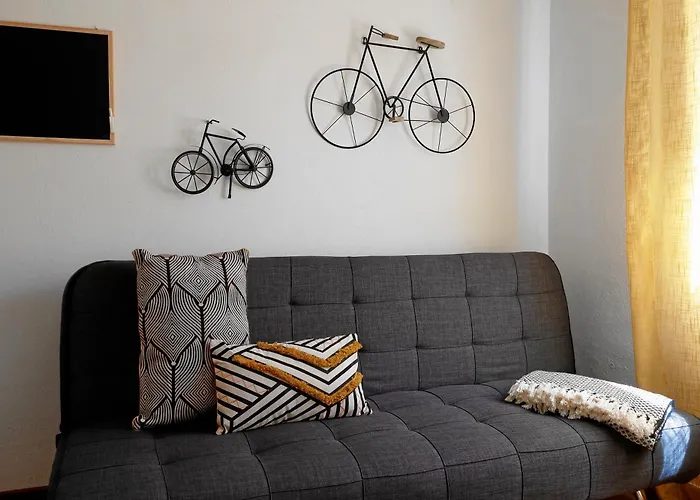 *private Outdoor Area* 300m-beach, Swing/no Stairs بيت للعطل